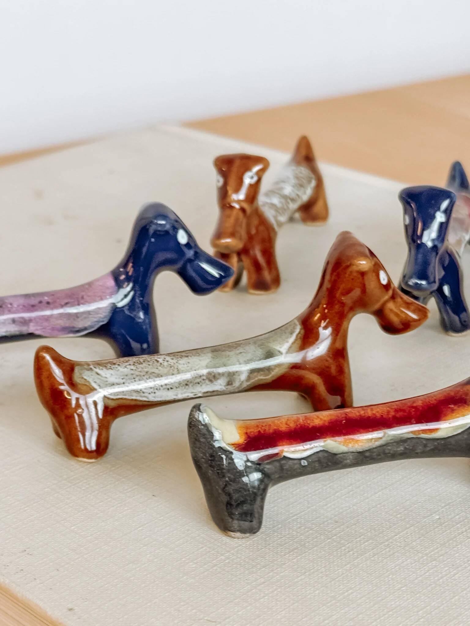 Lot de 6 repose-couteaux teckel en céramique émaillée