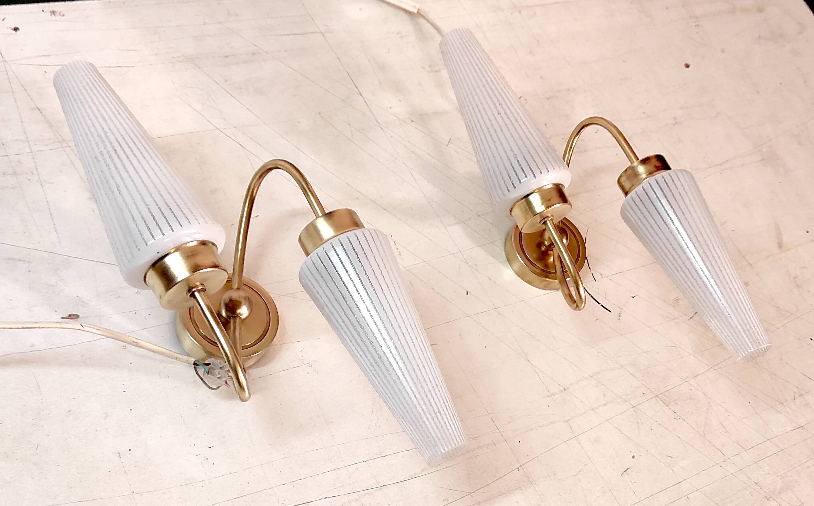 Appliques asymétriques en laiton et tulipe en opaline, années 50-60