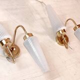 Appliques asymétriques en laiton et tulipe en opaline, années 50-60