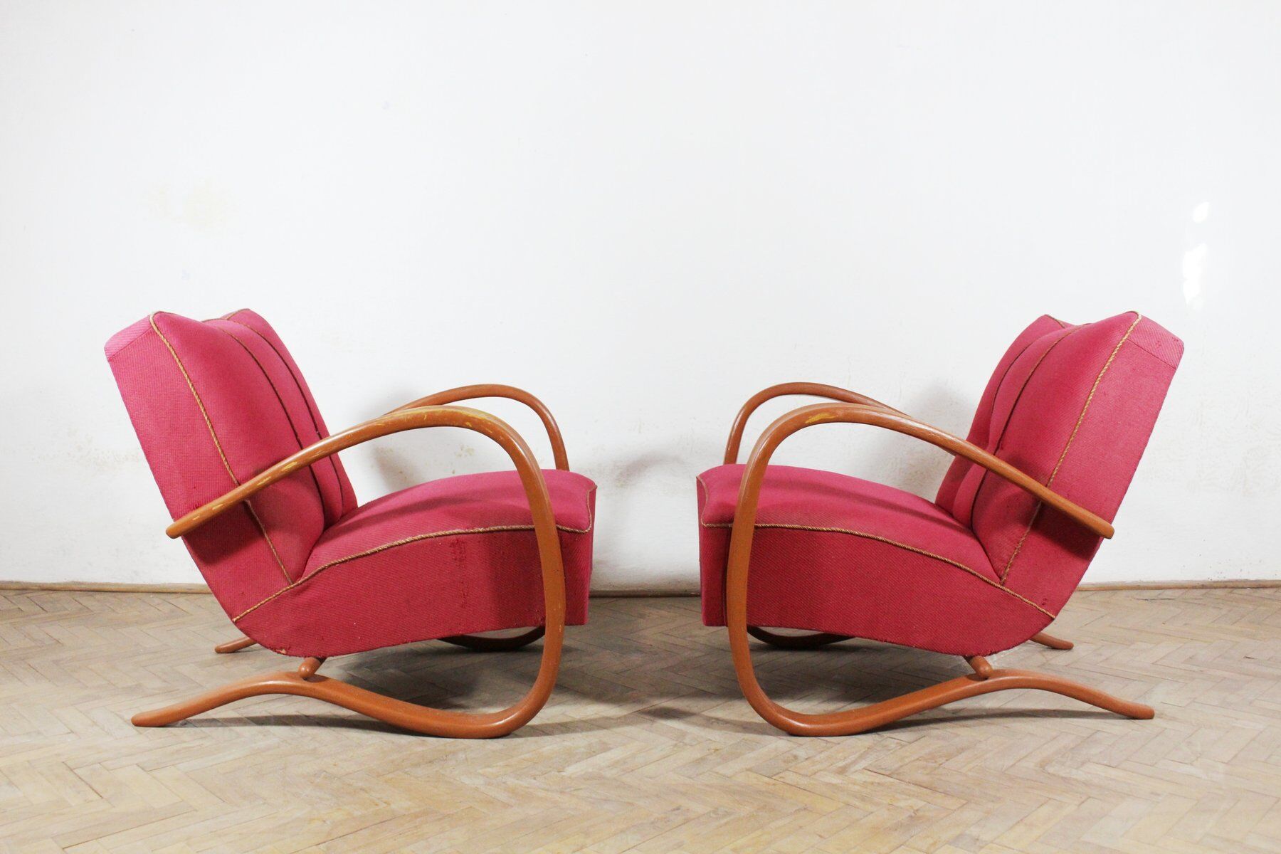 Chaises longues en bois courbé avec table basse par Jindřich Halabala, années 1930, lot de 3