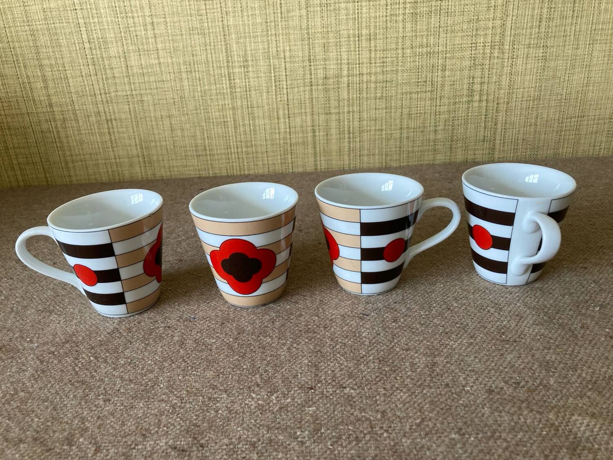4 tasses et sous tasse, café San Marco décor Linda Pozzoli