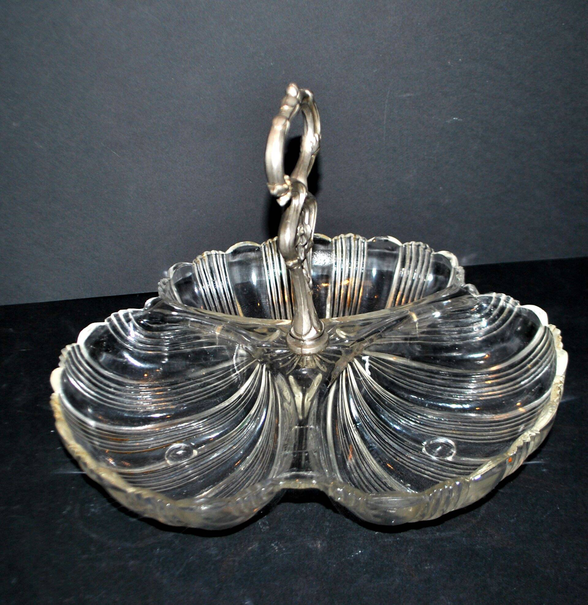 Art Nouveau polylobed bowl in molded glass, shell shape, 1900-1910