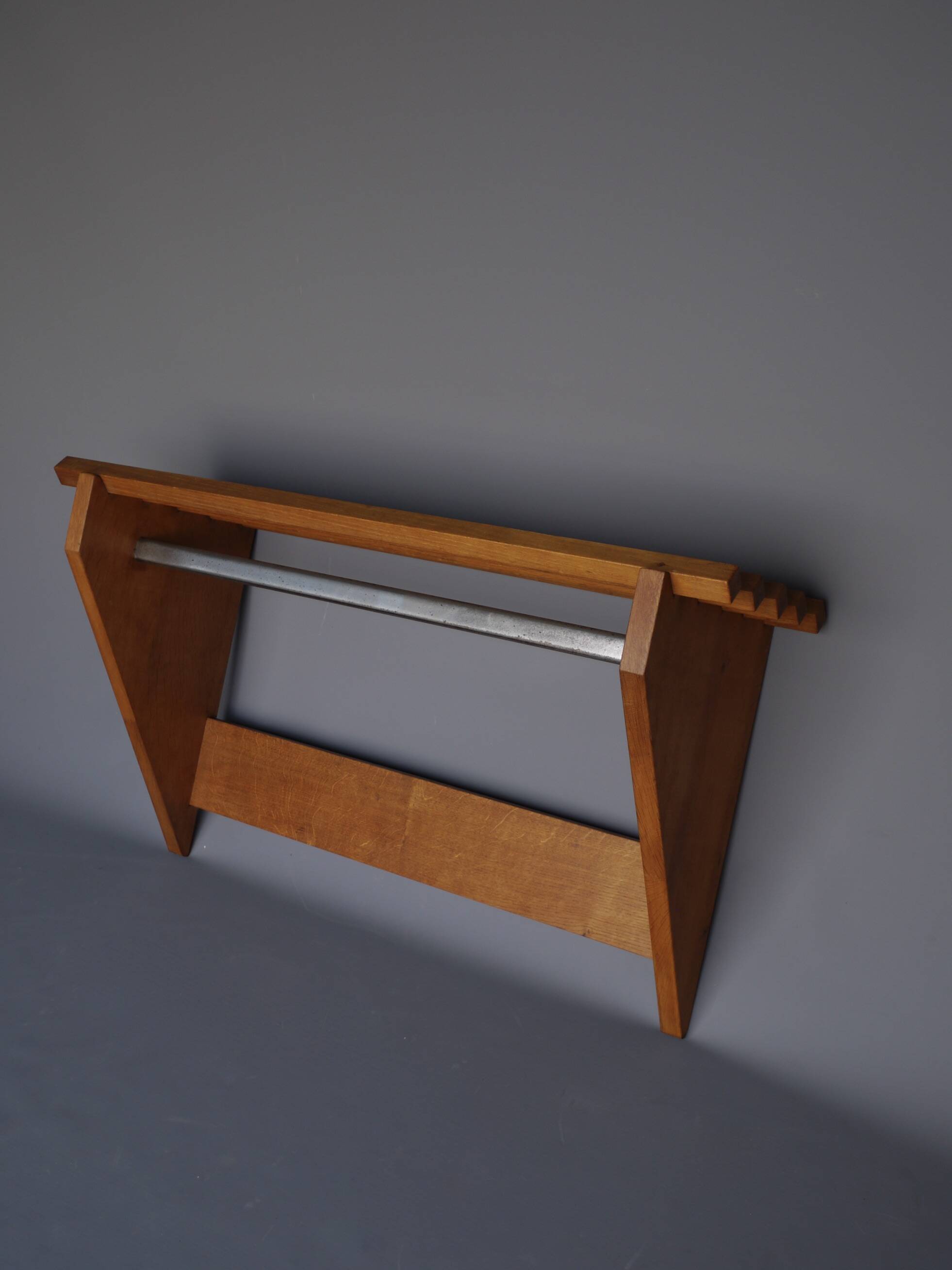 Porte-manteau moderniste hollandais en chêne. années 1930