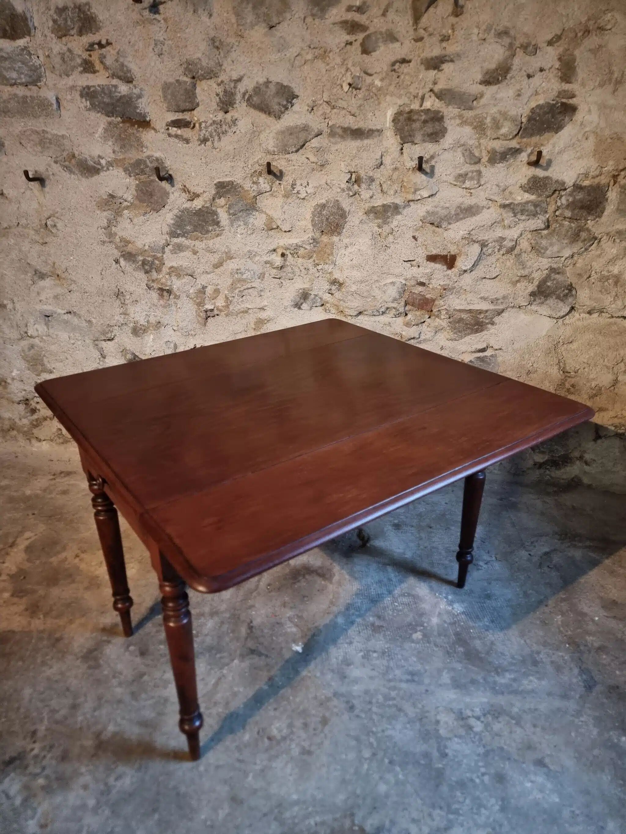 Antique English drop-leaf table in mahogany, late 19th century.