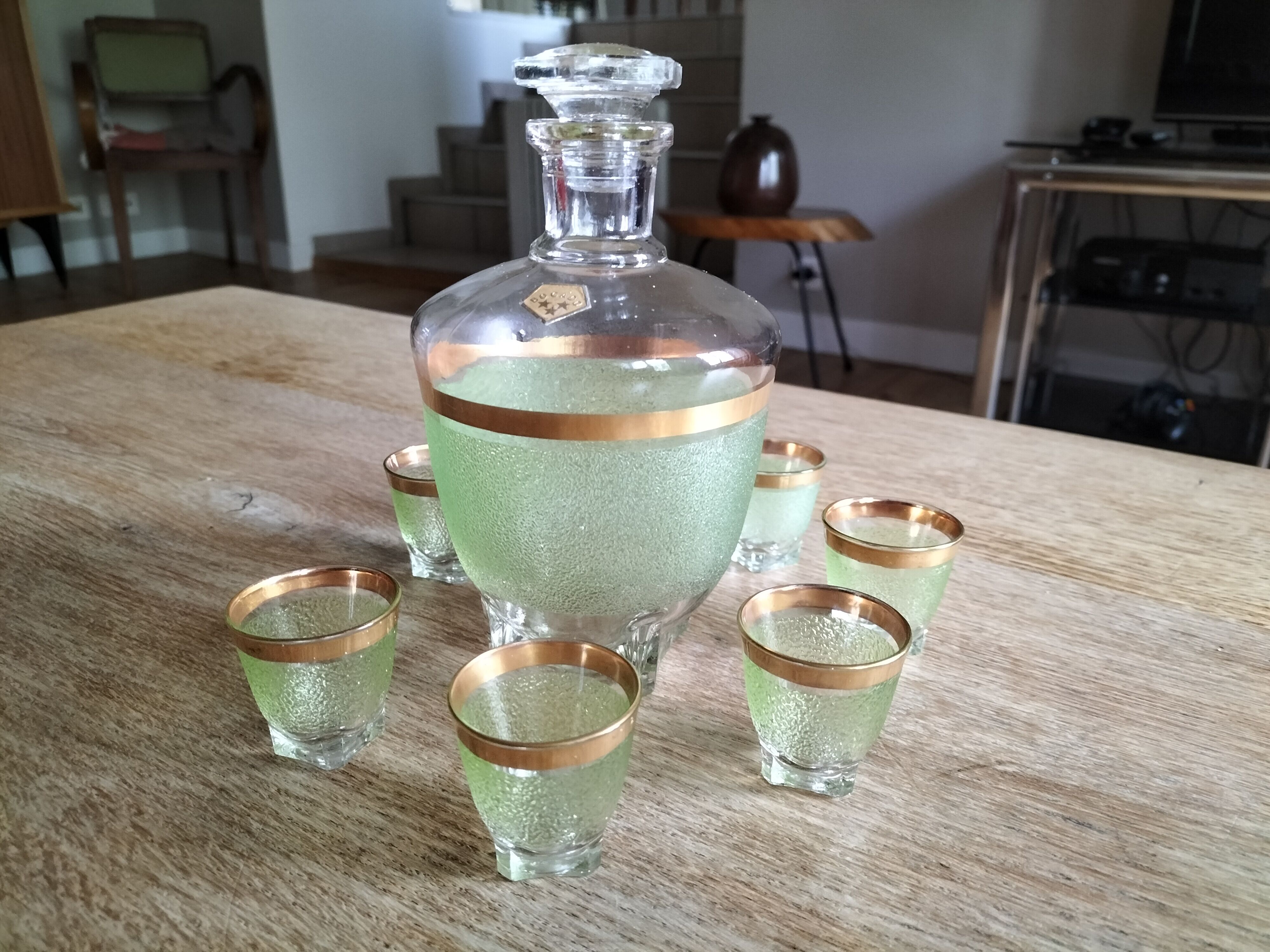 Carafe granitée avec 7 petits verres aucun fêle art déco
