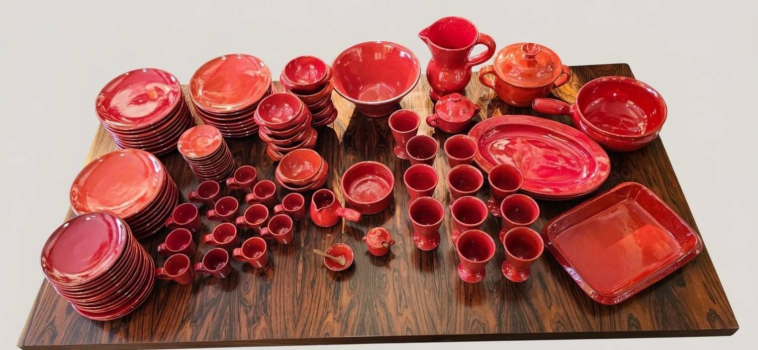 Exceptionnel service de table rouge signé Robert Picault vers 1955.
