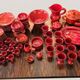 Exceptionnel service de table rouge signé Robert Picault vers 1955.