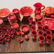 Exceptionnel service de table rouge signé Robert Picault vers 1955.