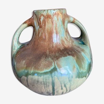 Ceramic vase with handle