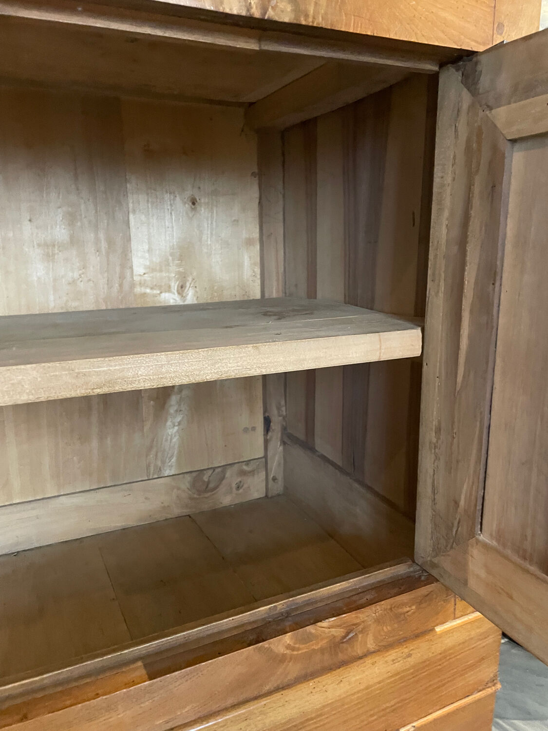 Buffet with 2 bodies in walnut, Louis Philippe style.