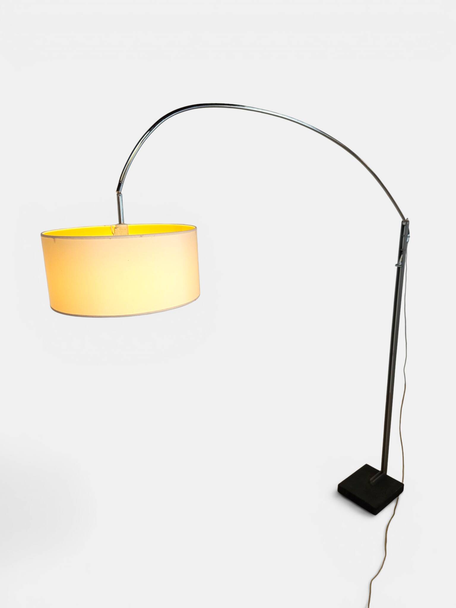 Lampe arc Ligne roset modèle MAMA de Thibault Desombre