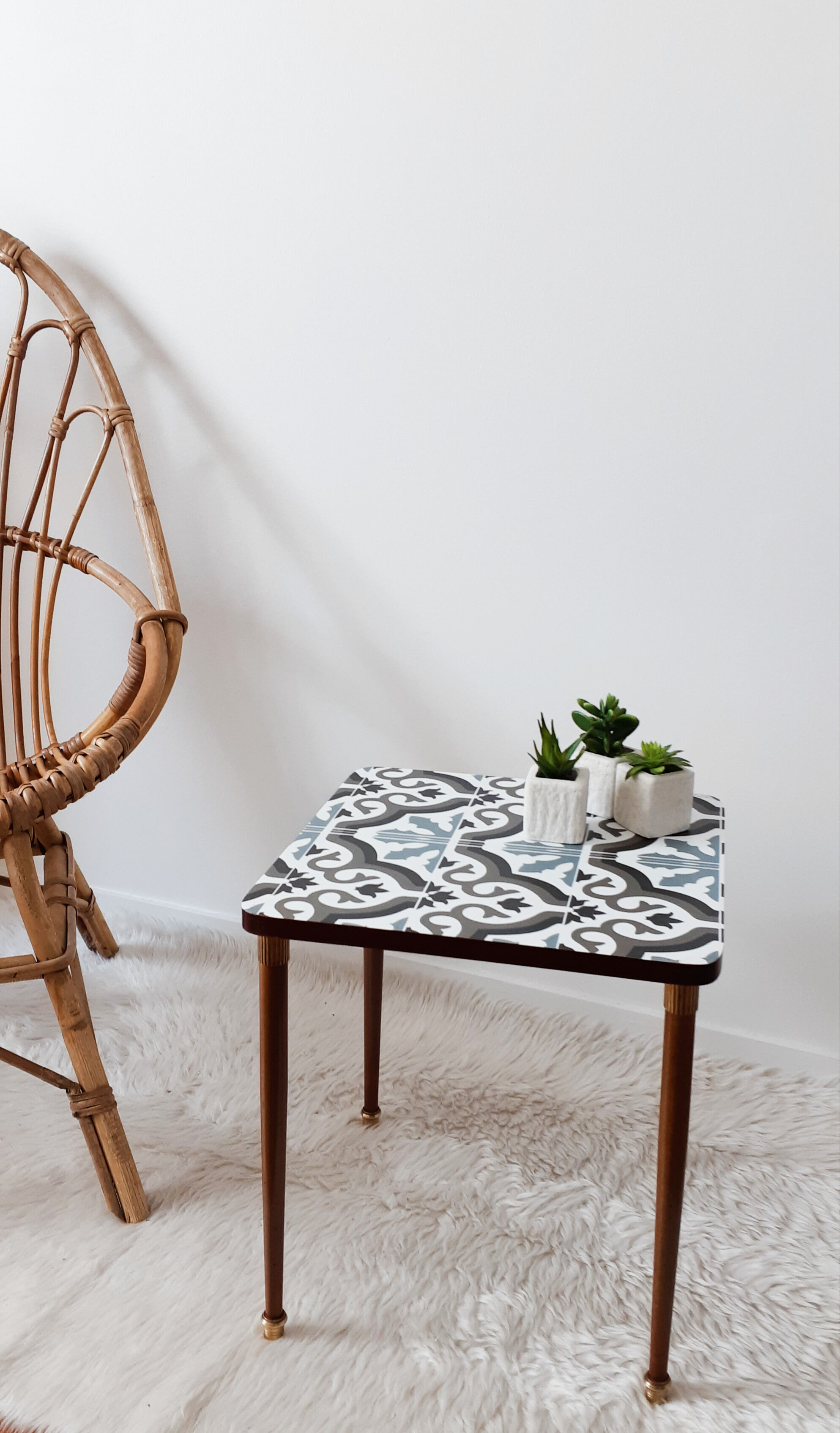 Vintage side table, plant door