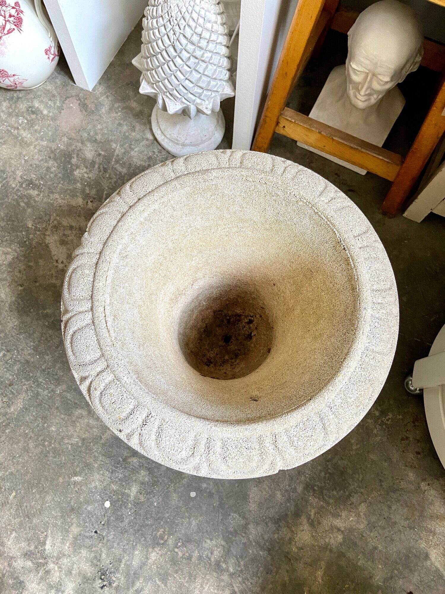 Medici pot in beige reconstituted stone