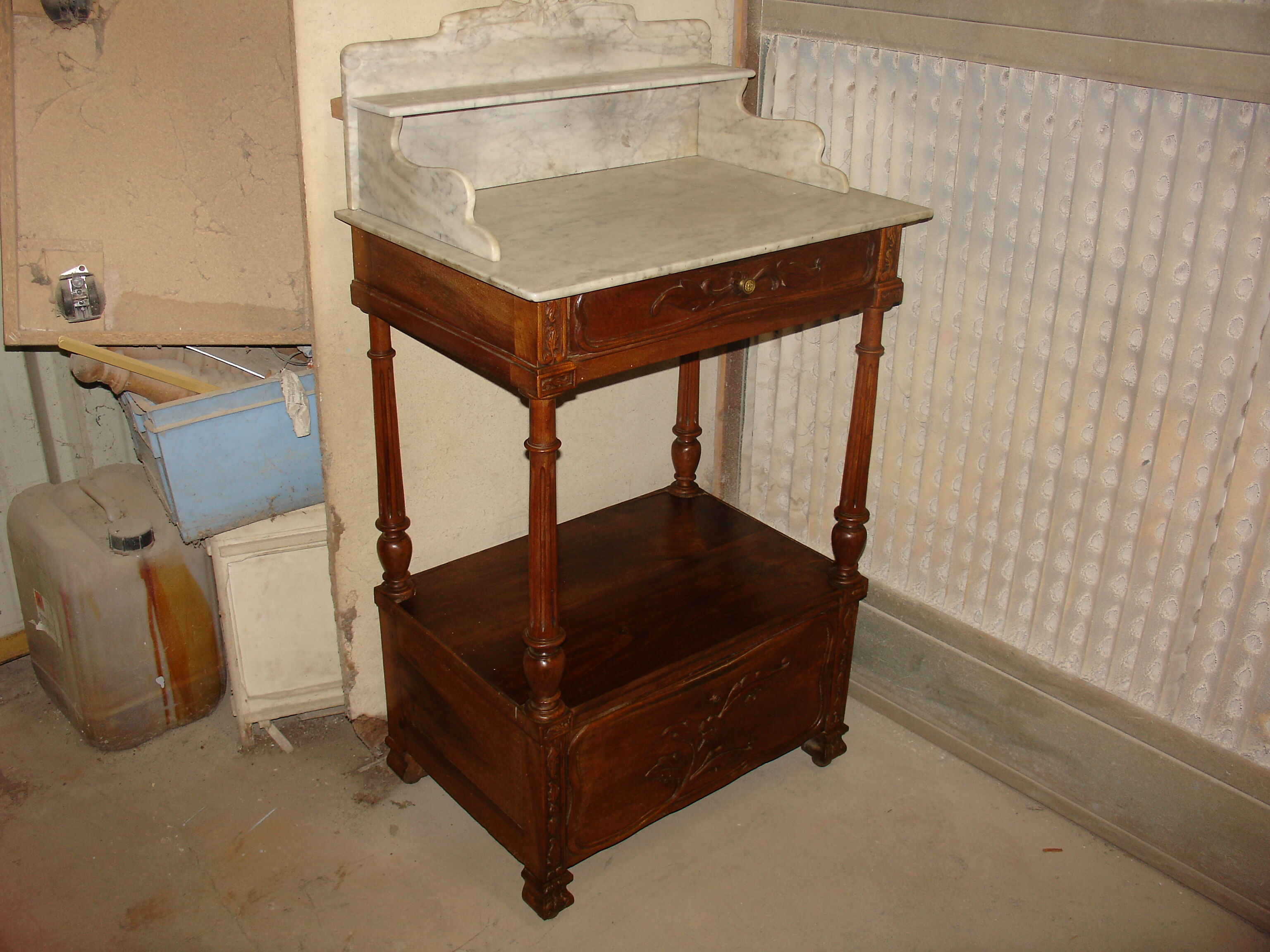 Dressing table and mirror in walnut, circa 1880