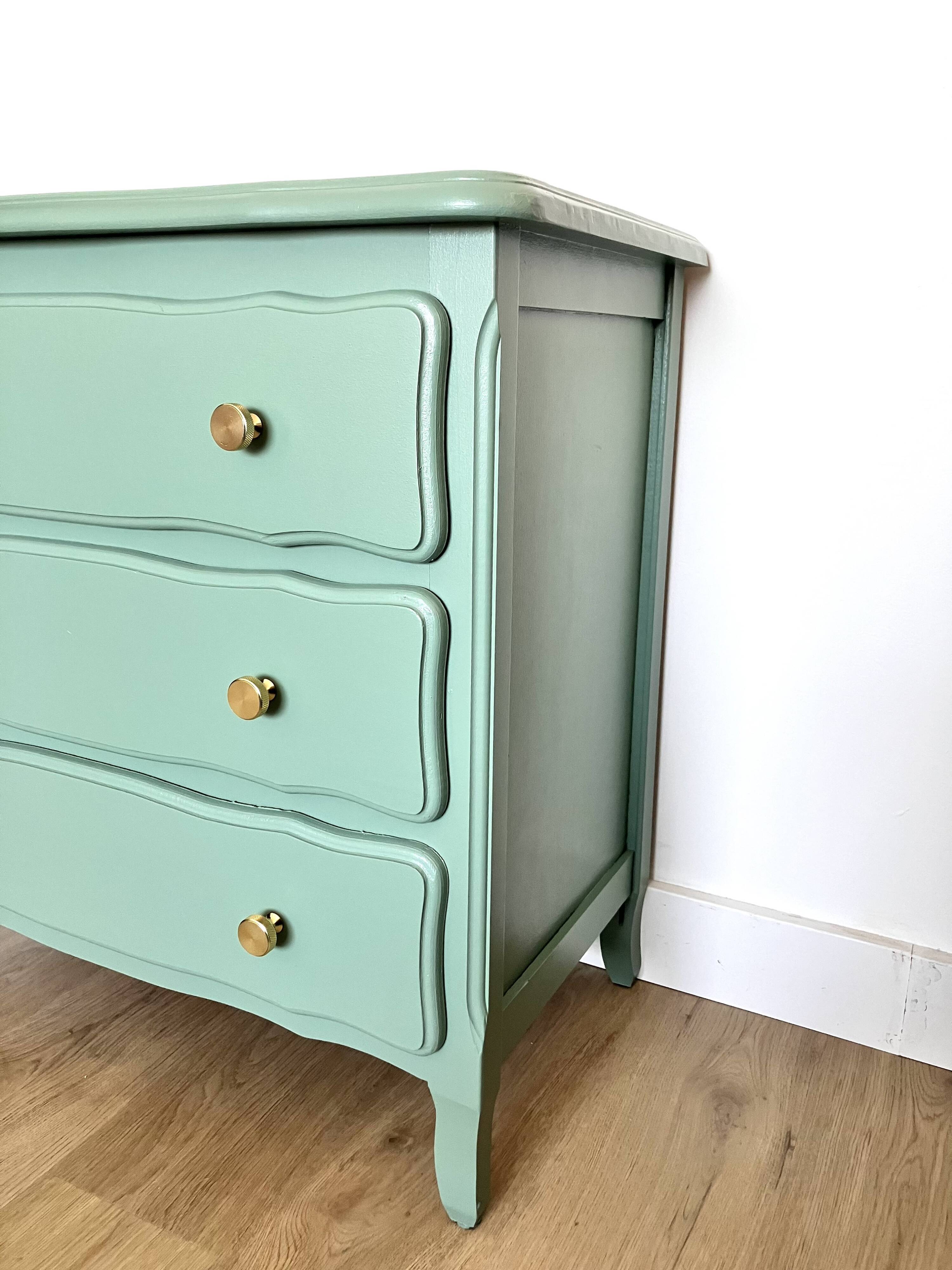 Wooden chest of drawers