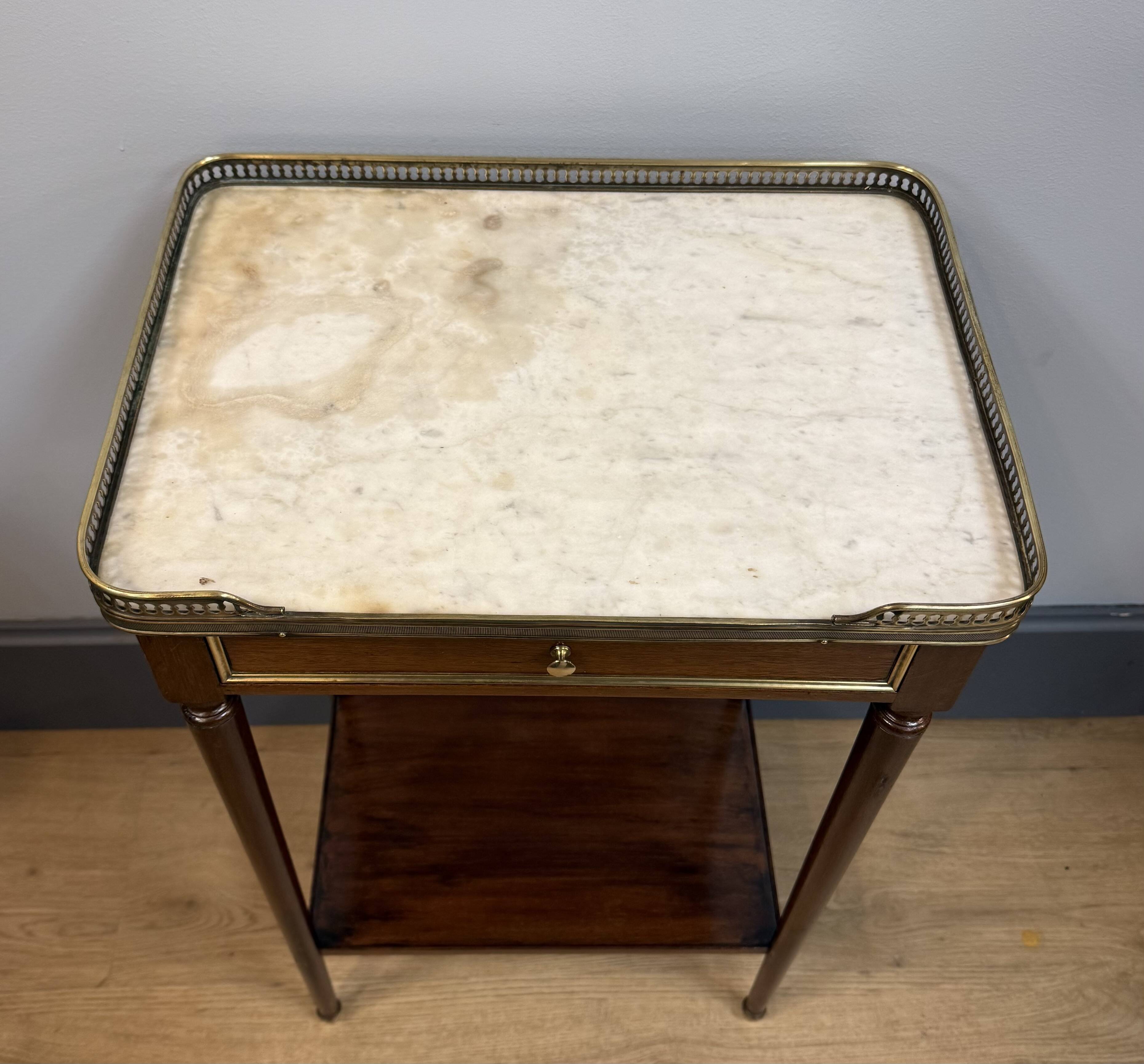 Paire de chevets style Louis XVI en acajou