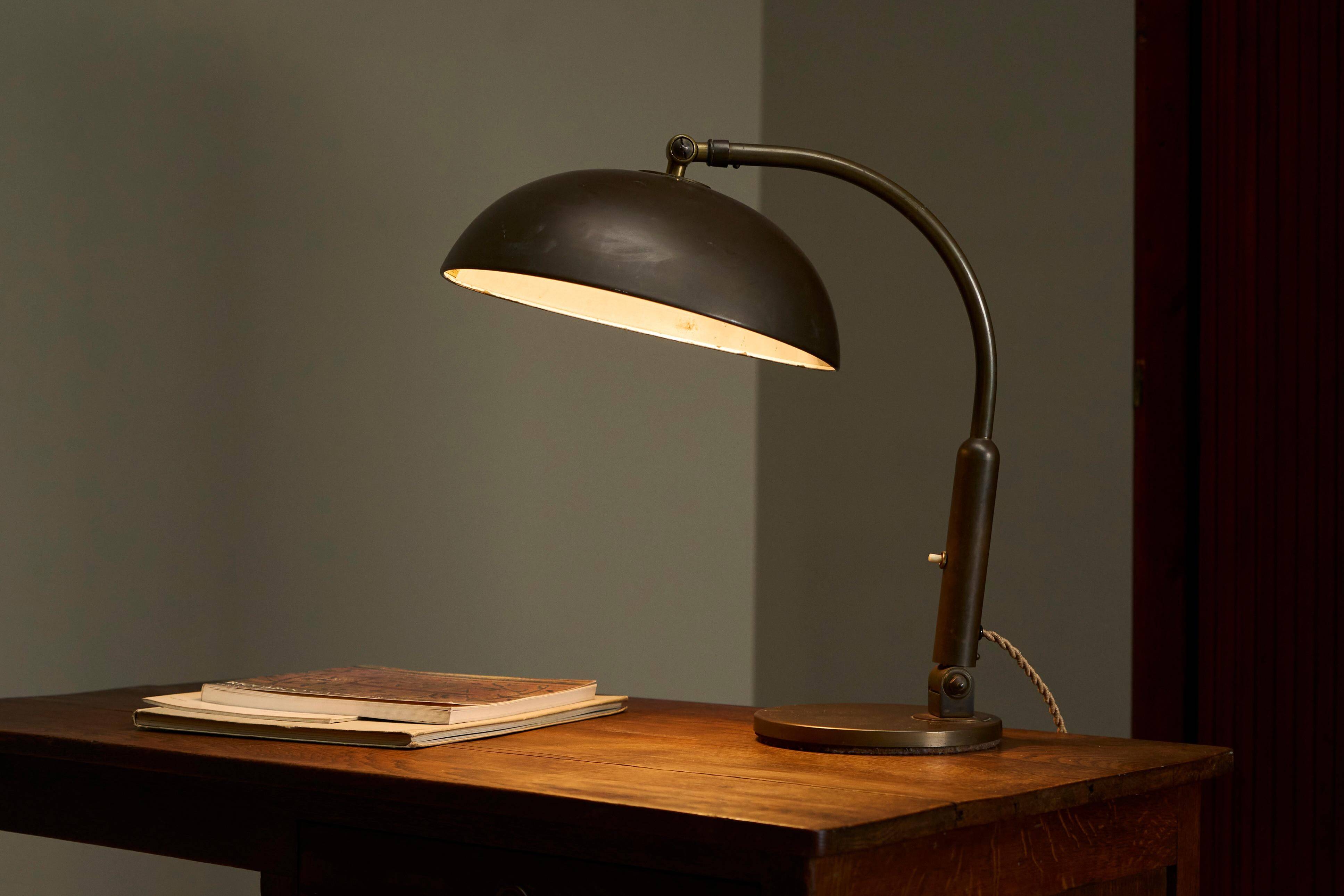 Modernist desk lamp in patinated brass from the 1930s.