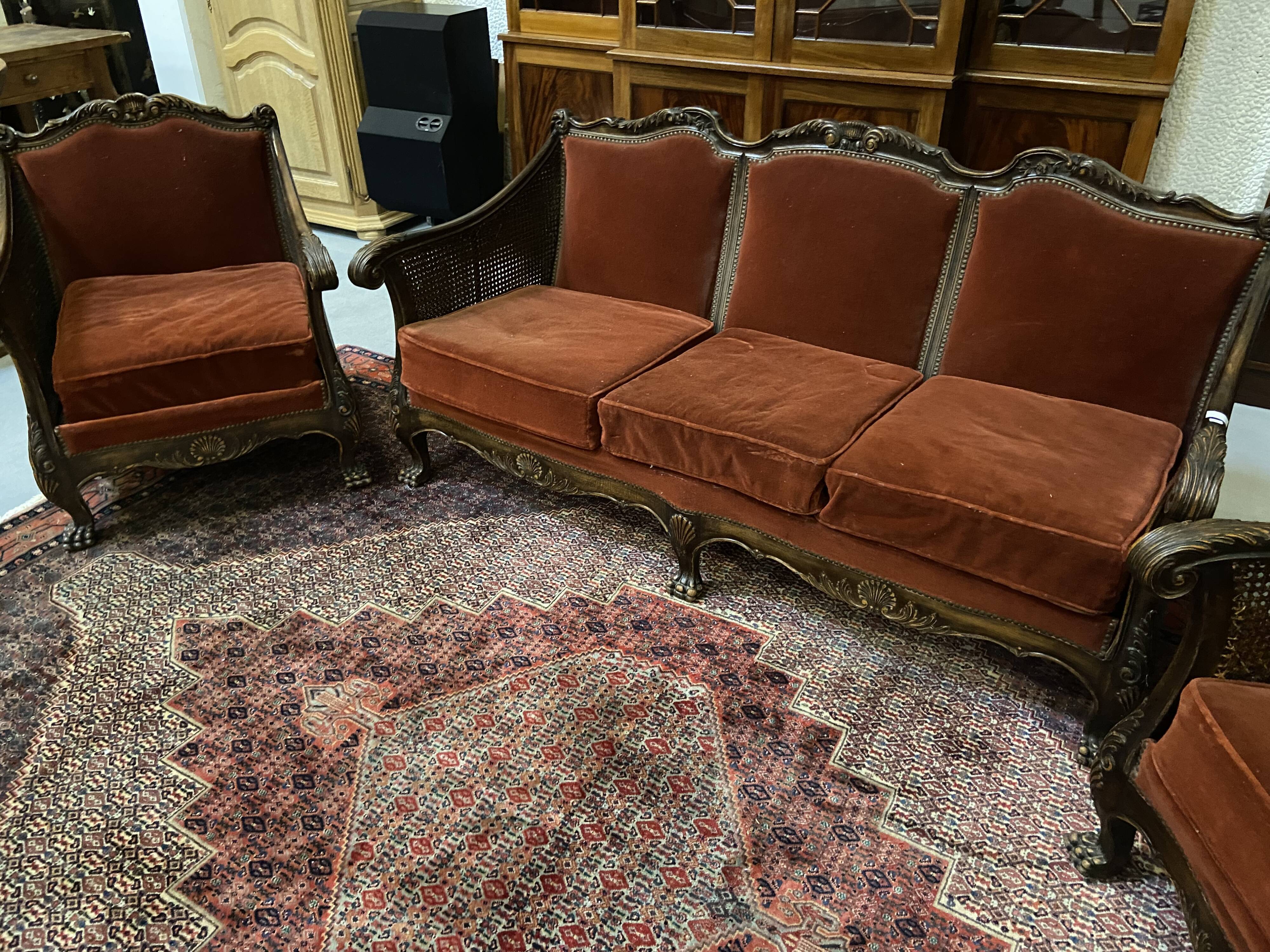 Salon baroque en velours bordeaux et bois