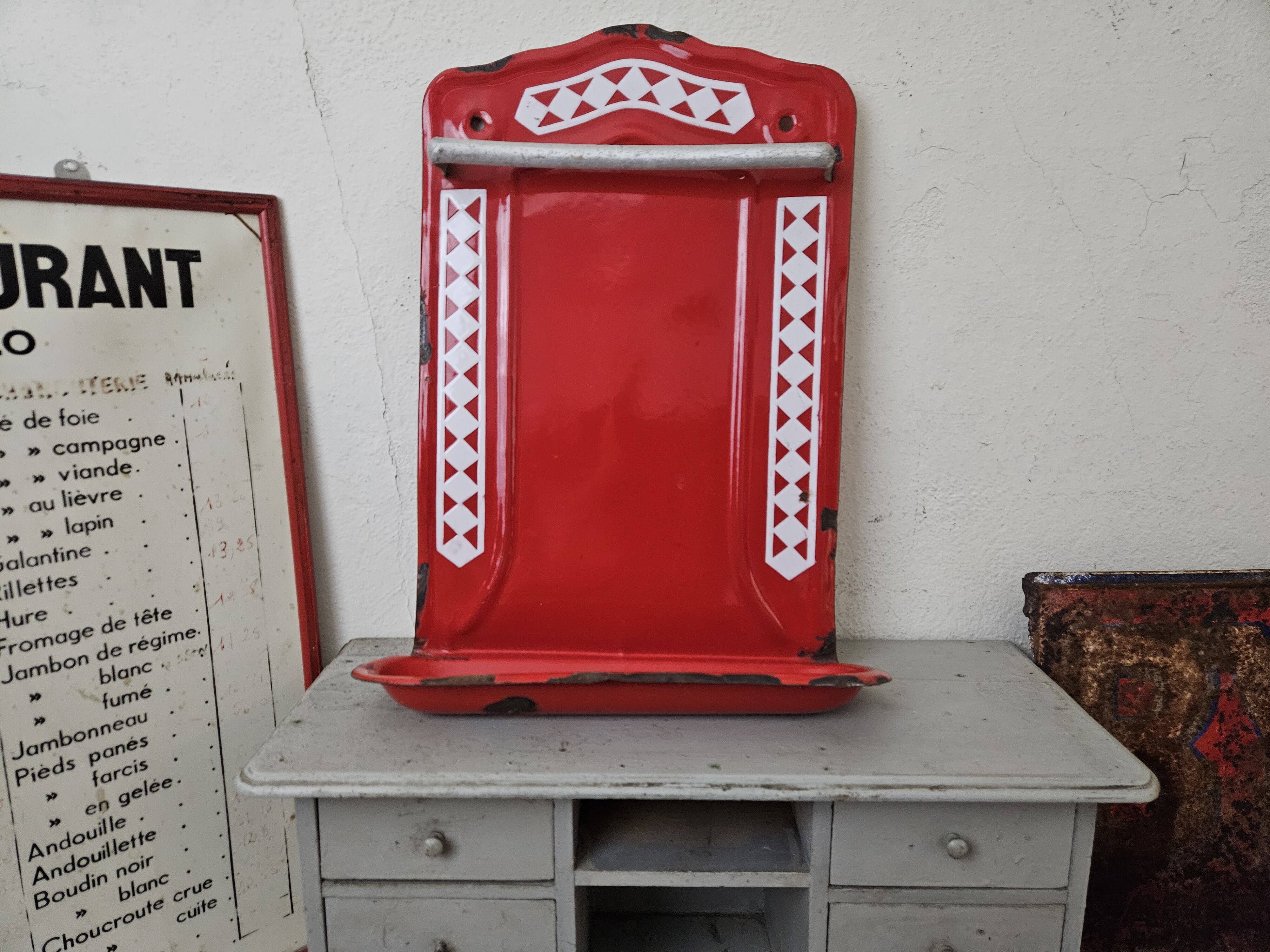 Kitchen utensil holder