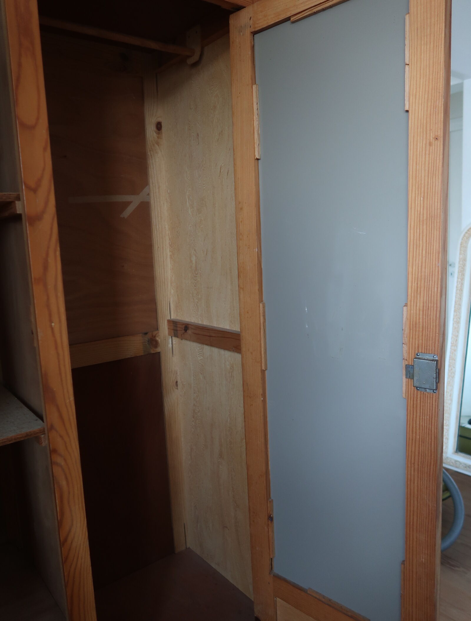 Armoire pieds compas