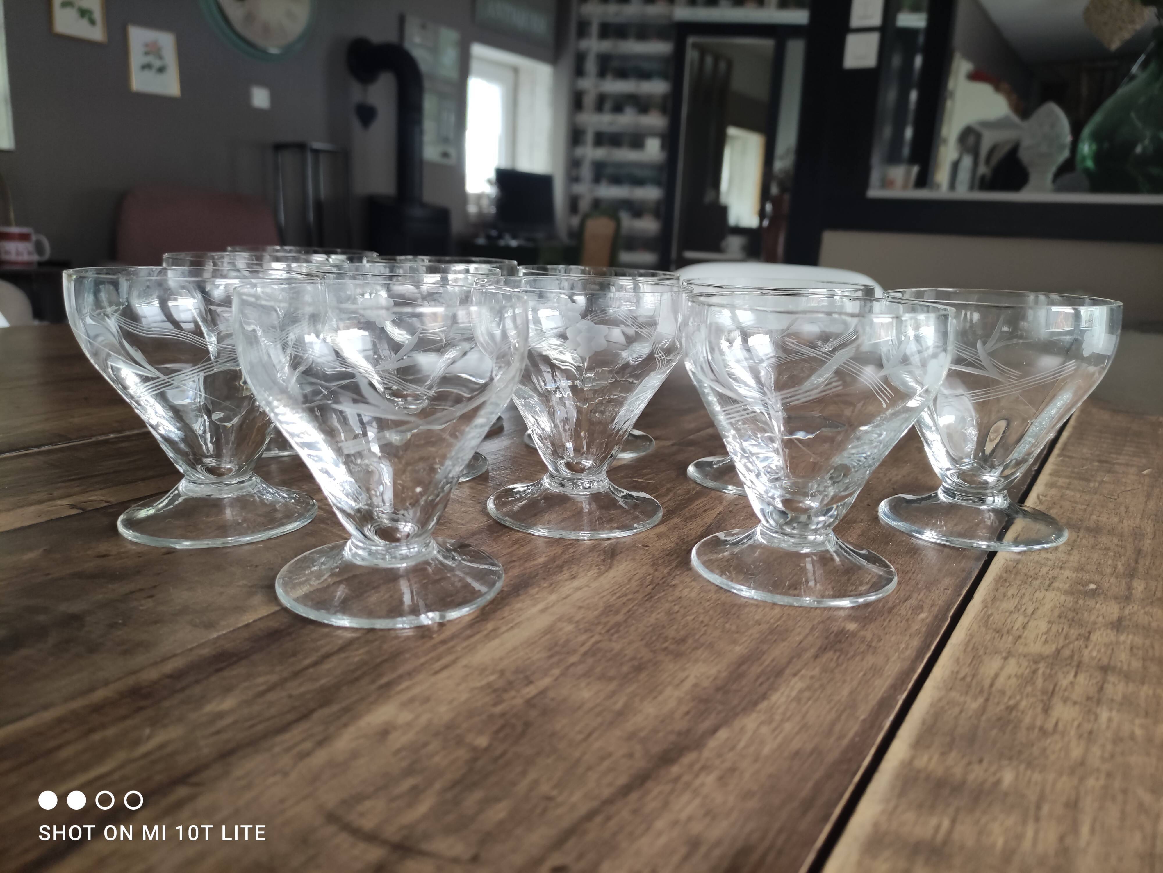 Lot de 11 coupes à champagne en verre ancien ciselé décor floral sur pied bas