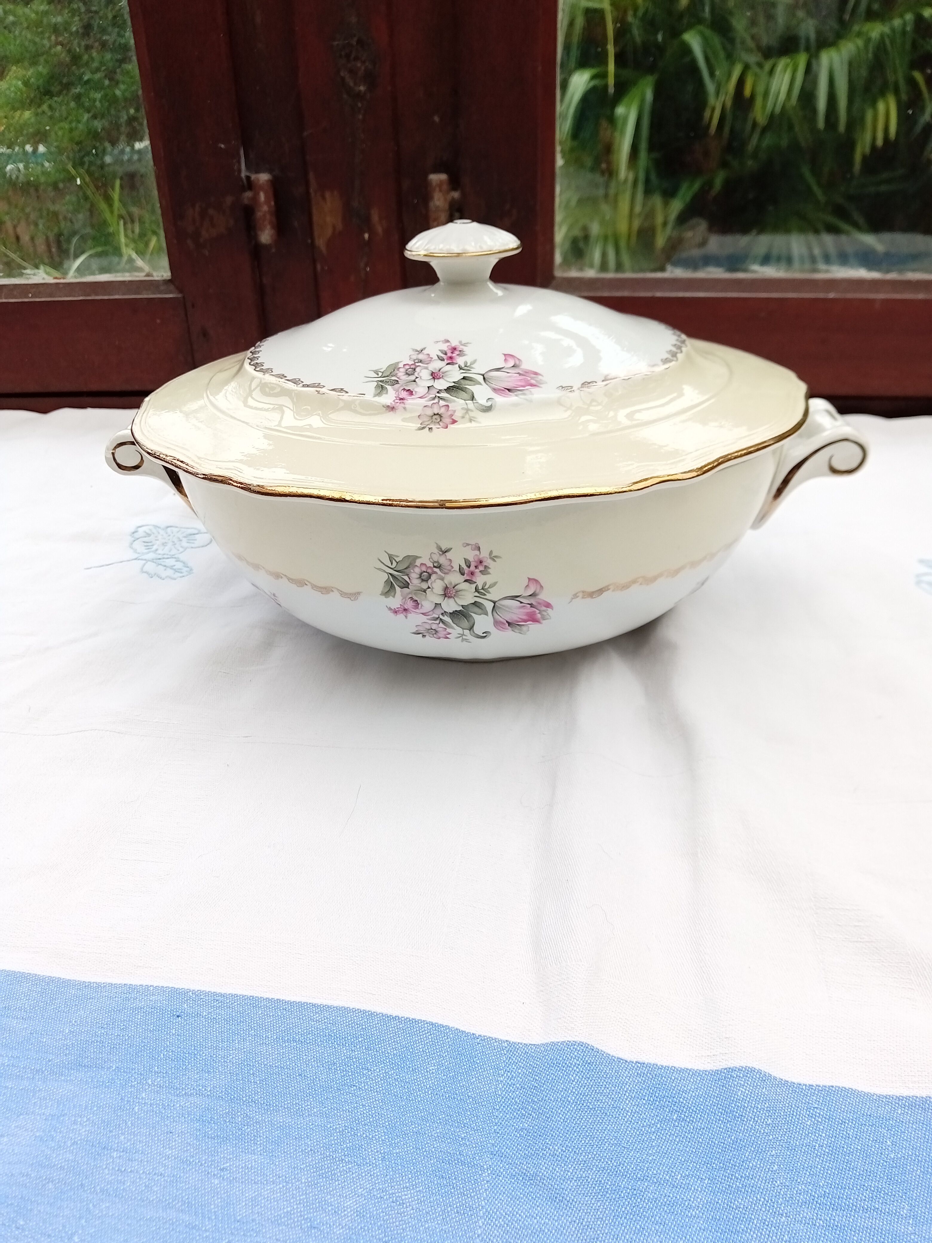 Salad bowl / Soupière L'Amandinoise