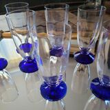 7 flûtes à champagne facettées – pied bleu cobalt – années 70