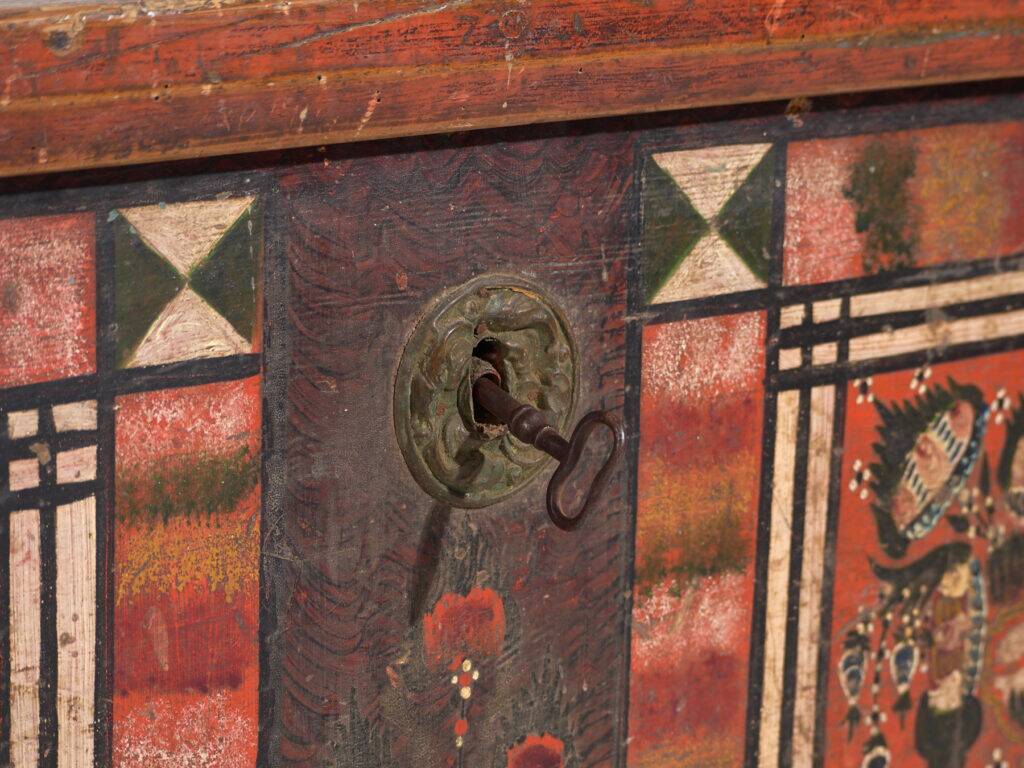 Coffre tyrolien en pin polychrome à panneaux géométriques – Tyrol, daté 1906