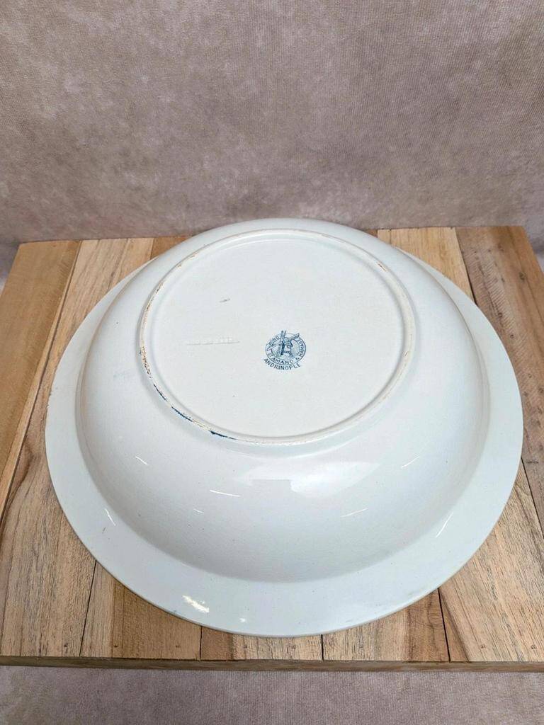 Shallow dish Terre de Fer St Amand model Andrinople