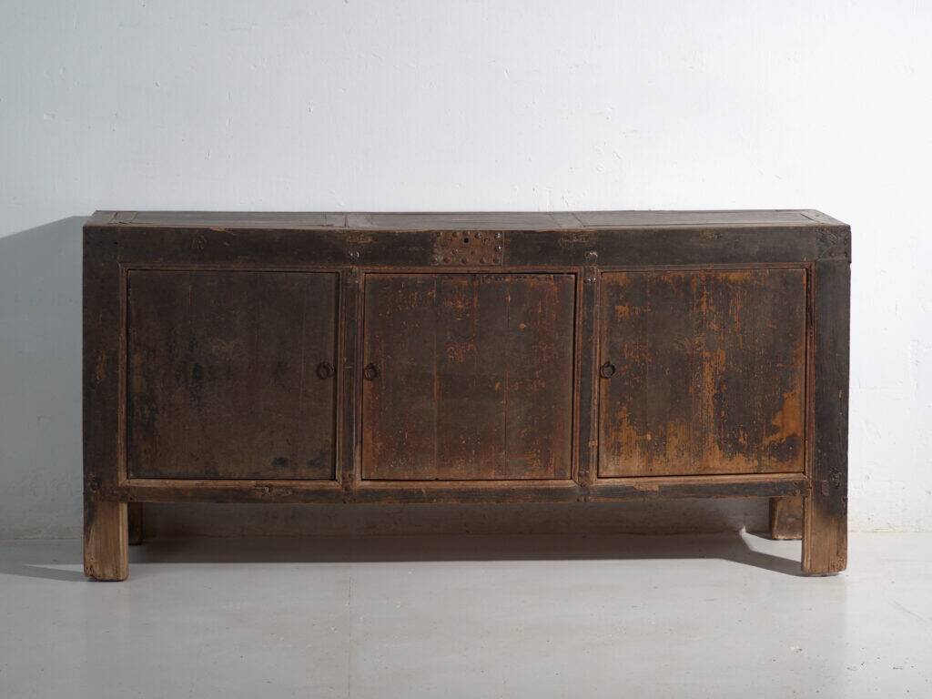 Buffet chinois ancien en bois massif avec patine d’origine – Chine, vers 1930