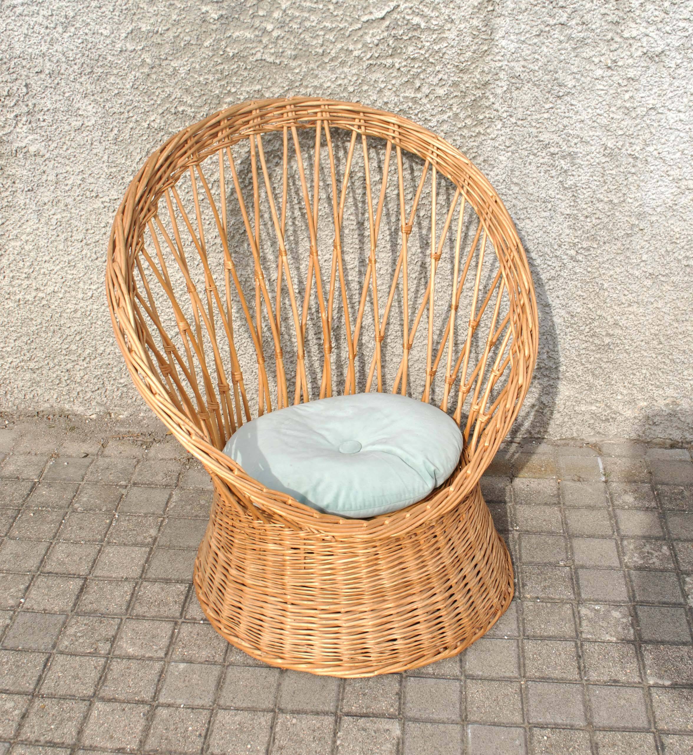 Vintage basket armchair in woven rattan - round seat Design 1960-1970