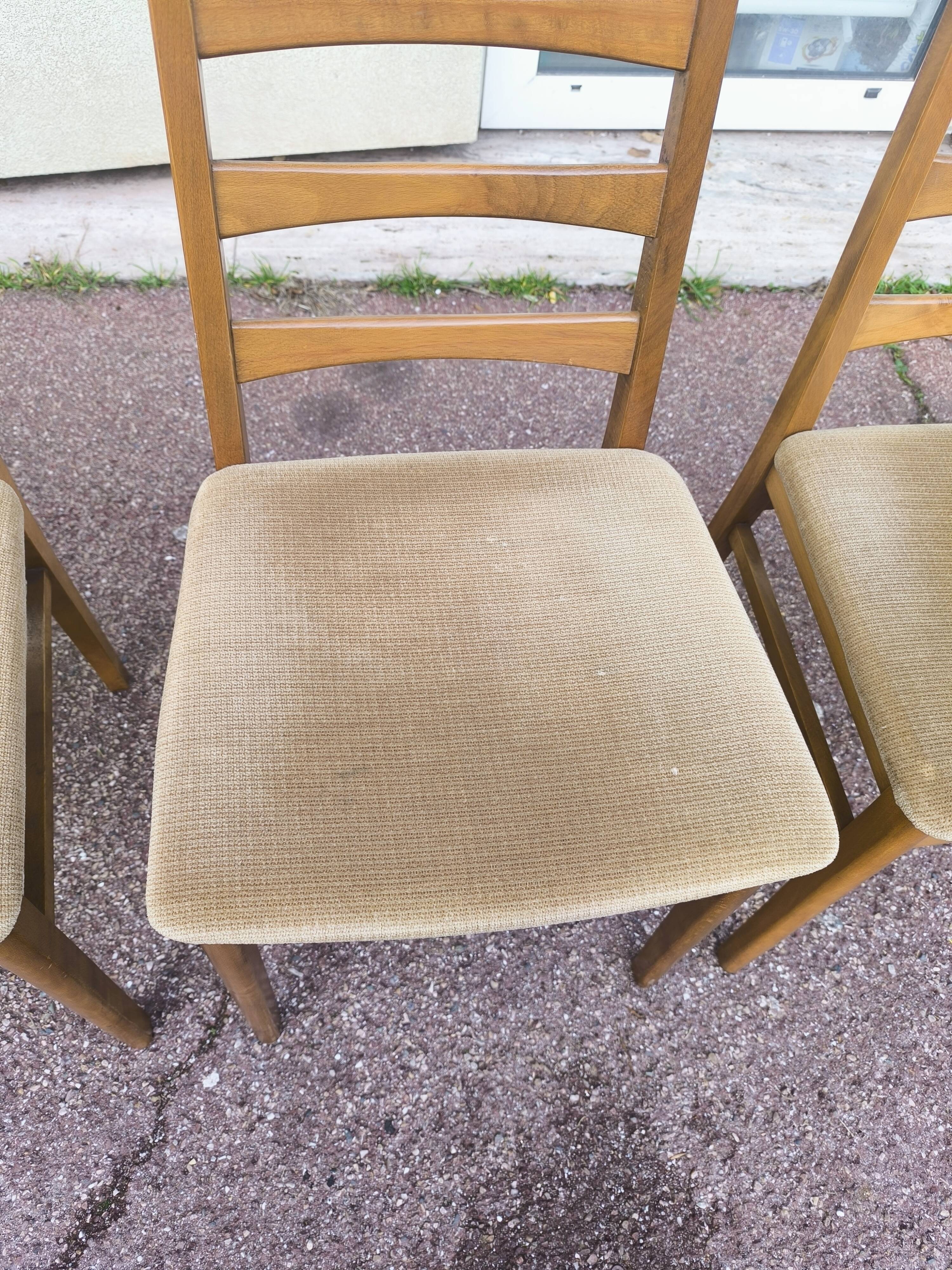 Set of 4 Scandinavian chairs in wood and fabric.