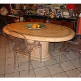 Table ovoide en travertin rose et vert vers 1975