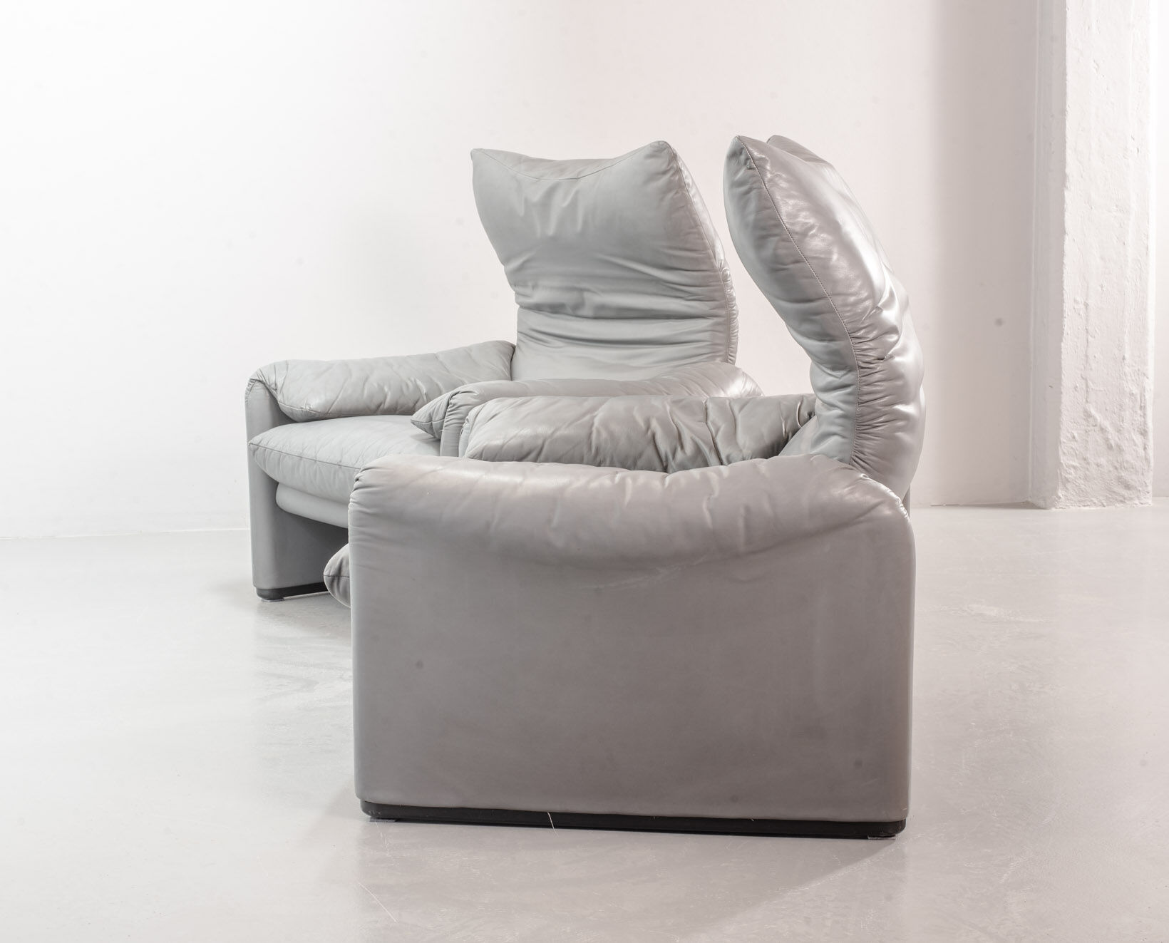 Cassina Lounge Chair 'Maralunga' by Vico Magistretti in Grey Leather 1970s