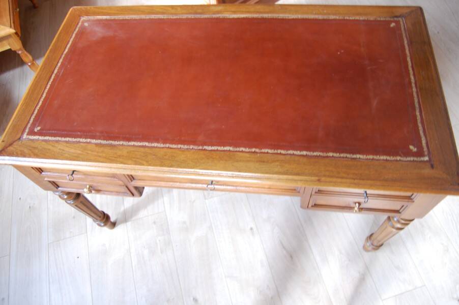 Louis Philippe desk in walnut from the late 19th century.