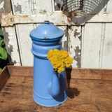 Cafetière bleue en tôle émaillée vintage