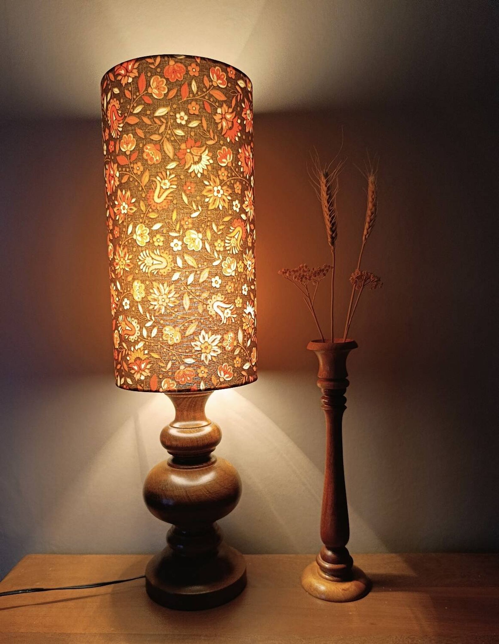 lampe bois rustique, abat-jour style vintage seventies imprimé fleurs