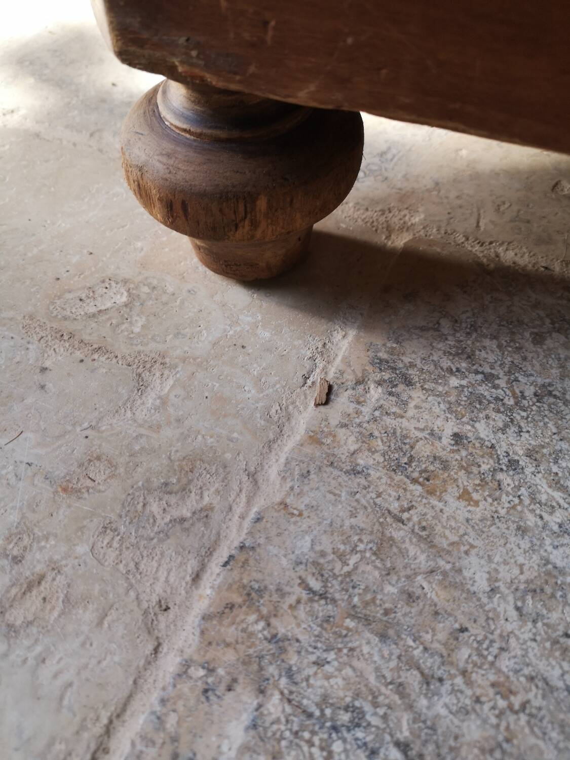 Antique chest of drawers in wood and veneer