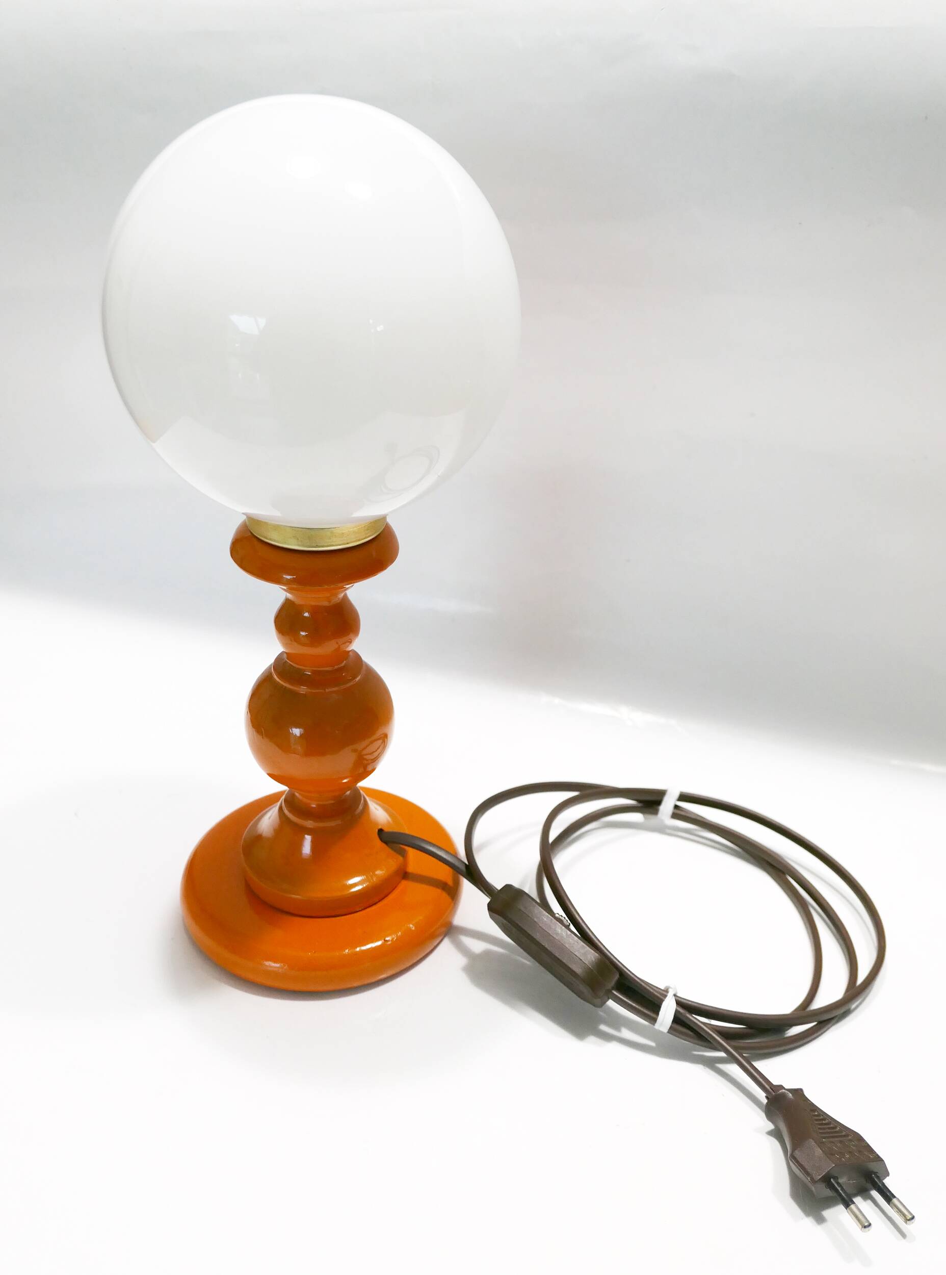 Vintage lamp in orange turned wood and opaline globe