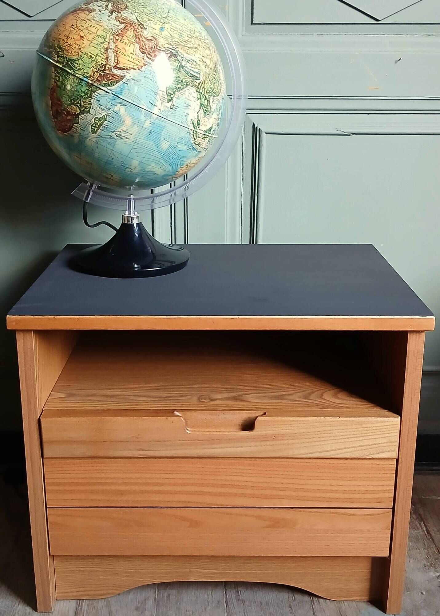 Brutalist bedside table in elm & laminate simat (doubinski brothers). 80's