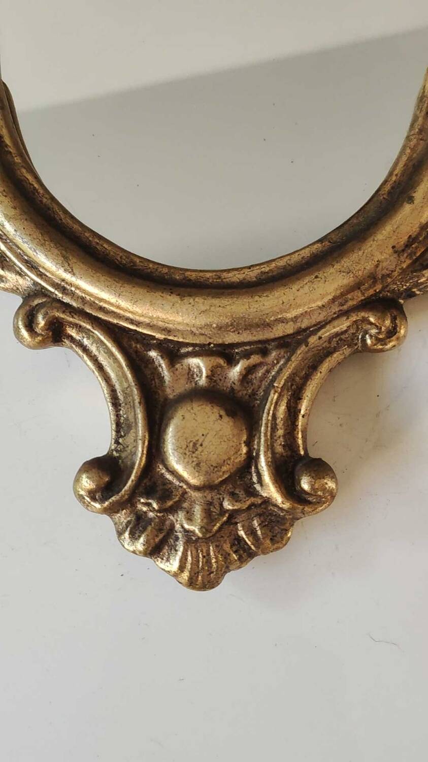 Classic Baroque/Louis XV style mirror. In old gold patinated wood. Palmette/Scroll/Blazon motif decor. Dim 46 x 27 cm