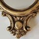 Miroir classique de style Baroque/Louis XV. En bois patiné vieil or. Décor motifs  Palmette/Volutes/Blason. Dim 46 x 27 cm