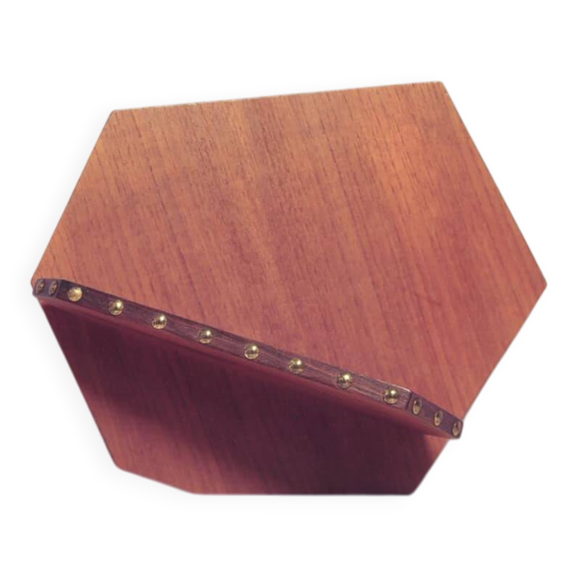 Asymmetrical wall shelf studs