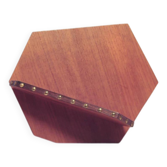 Asymmetrical wall shelf studs