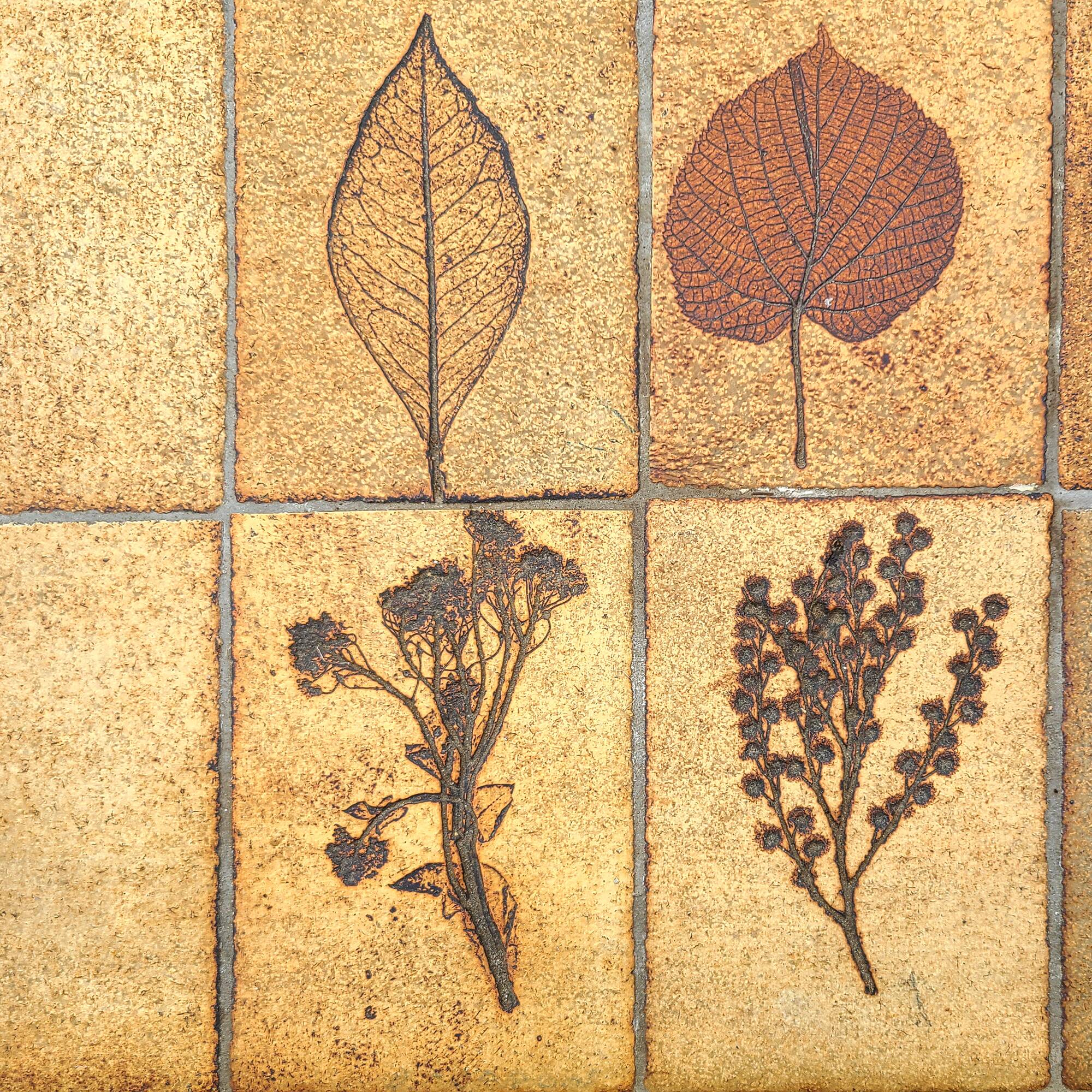Coffee table with ceramic foliage decor