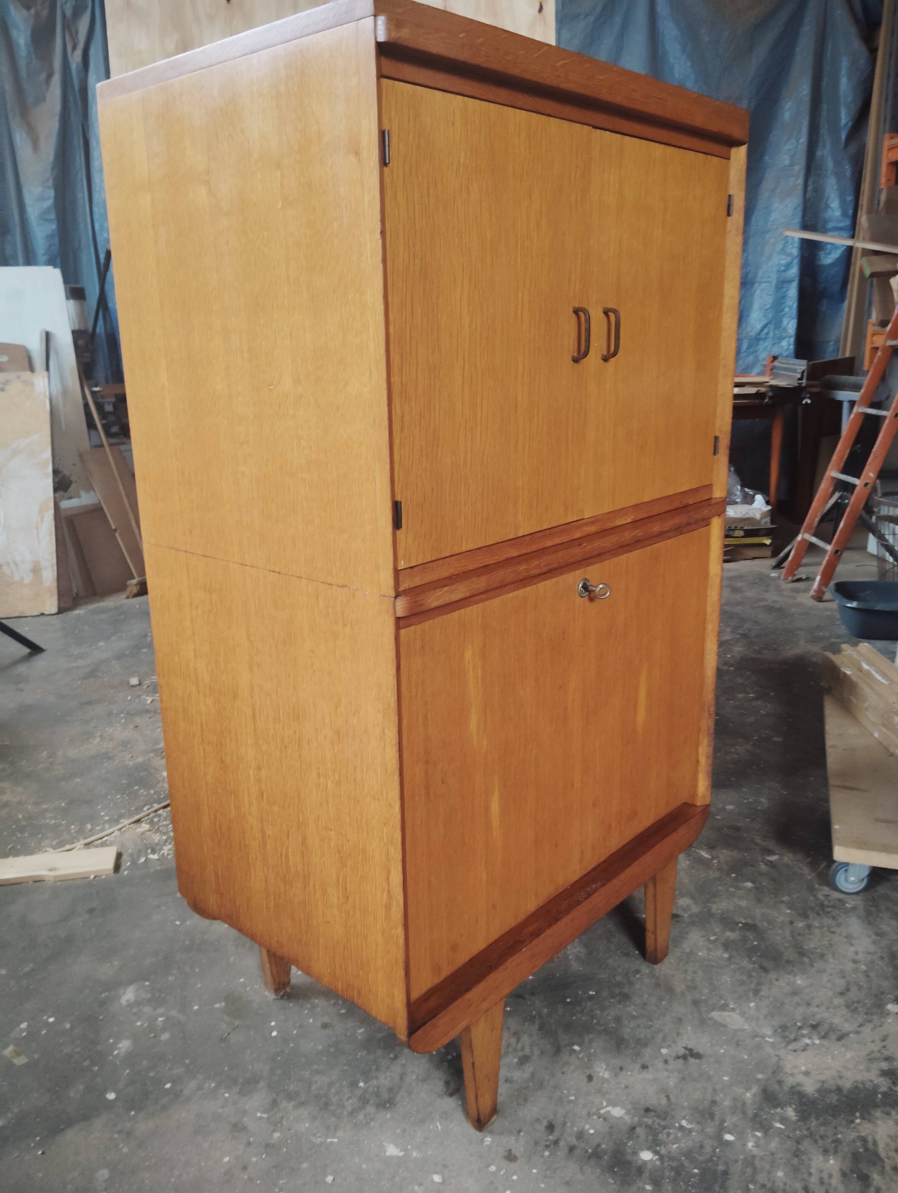 Vintage storage unit with compass legs