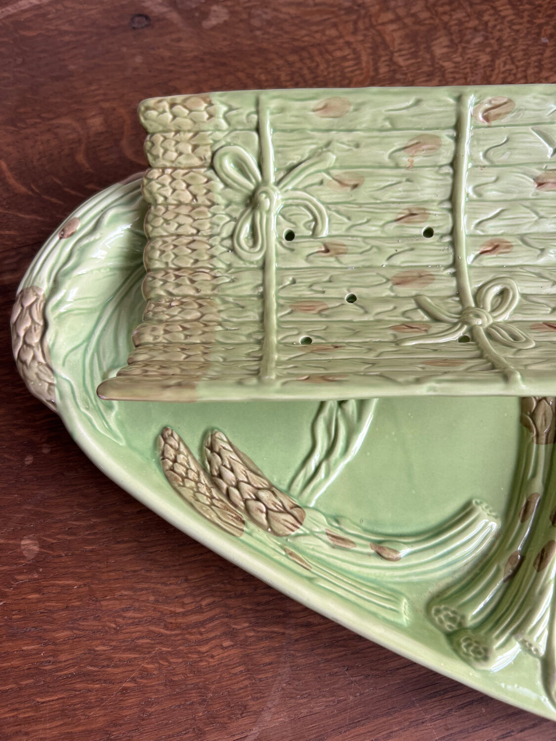 Asparagus dish and drainer in slip-cast iron