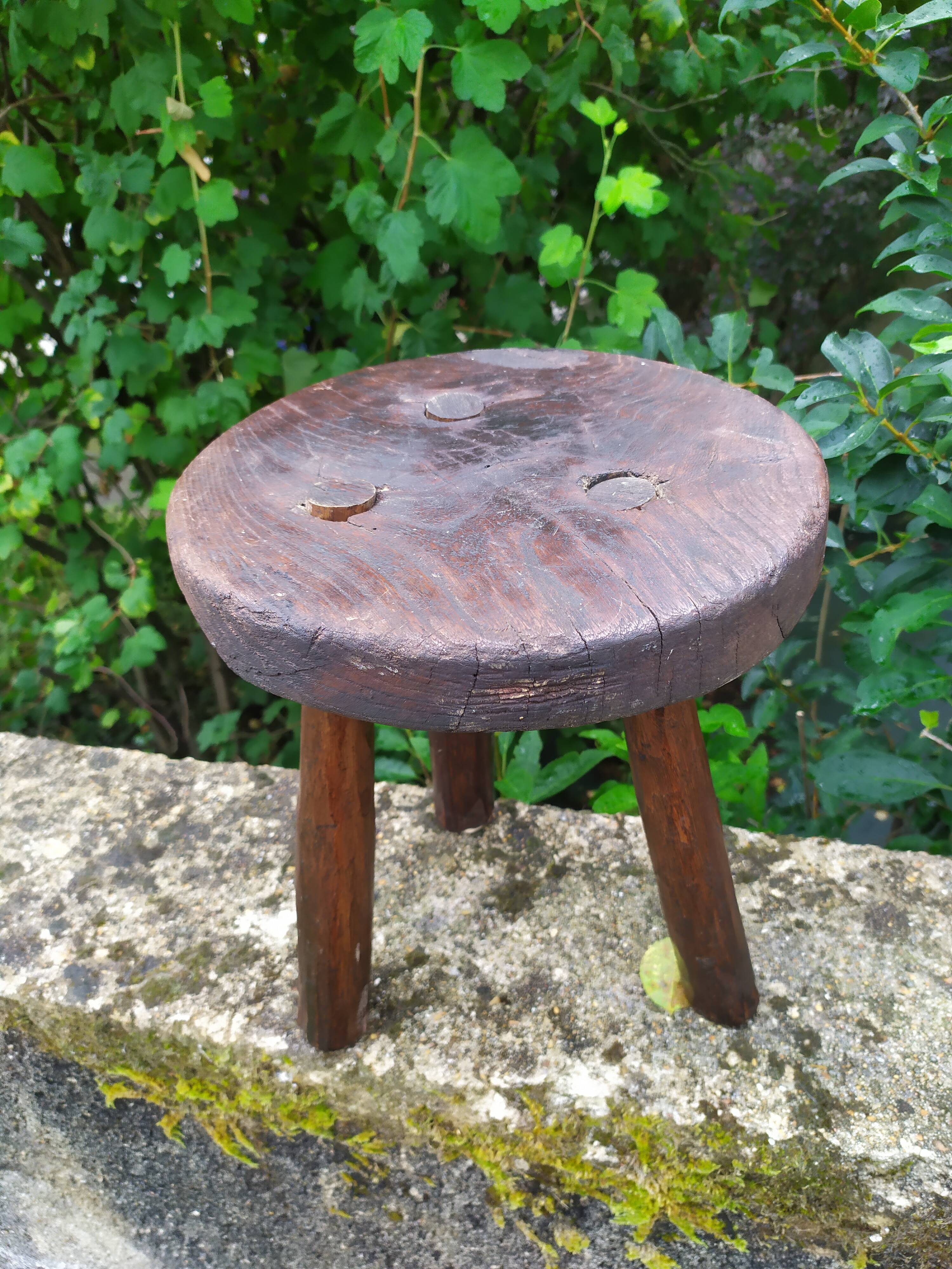 Tabouret tripode en bois brut