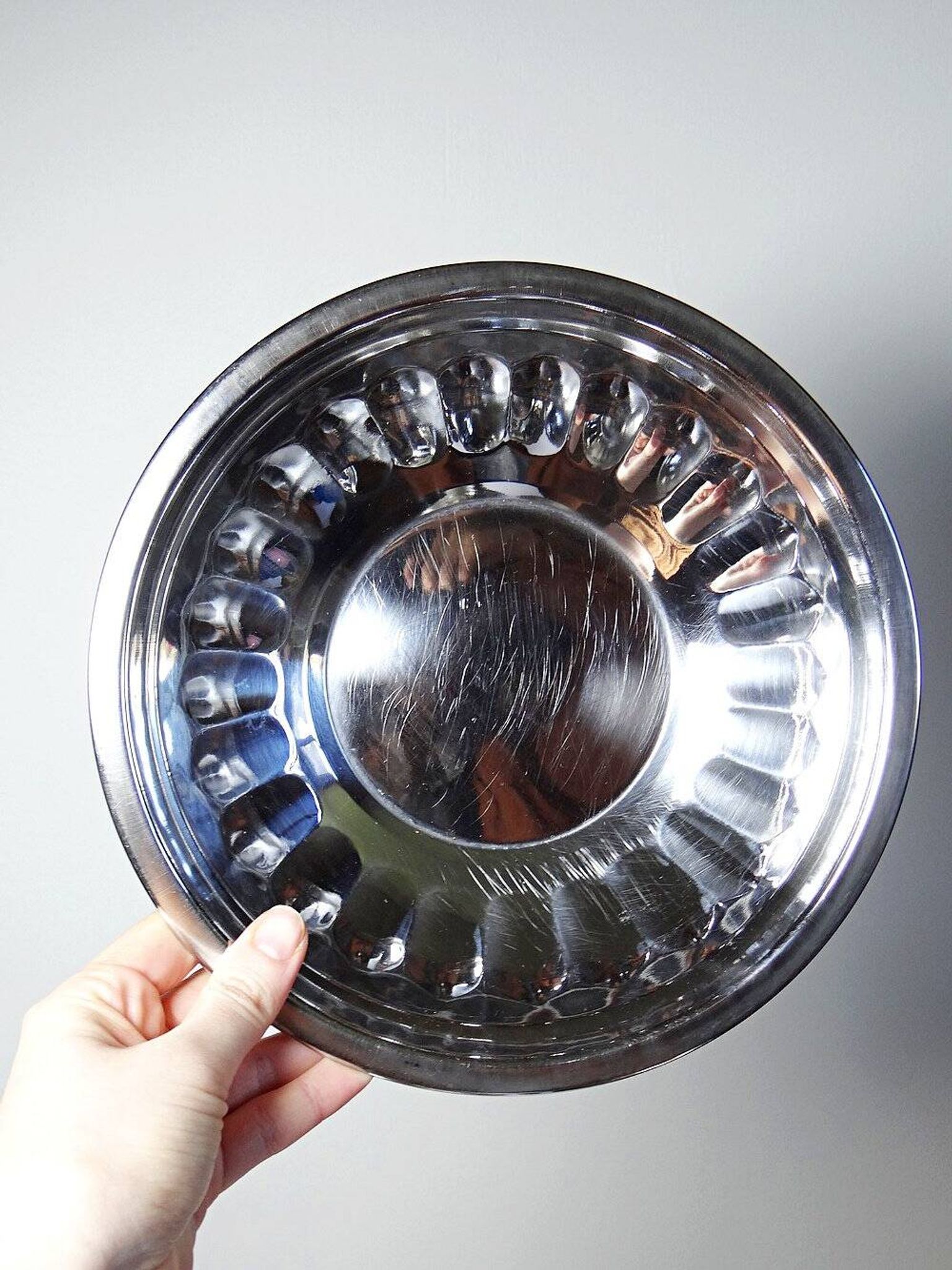 Set of 3 vintage stainless steel bowls from the 1980s.