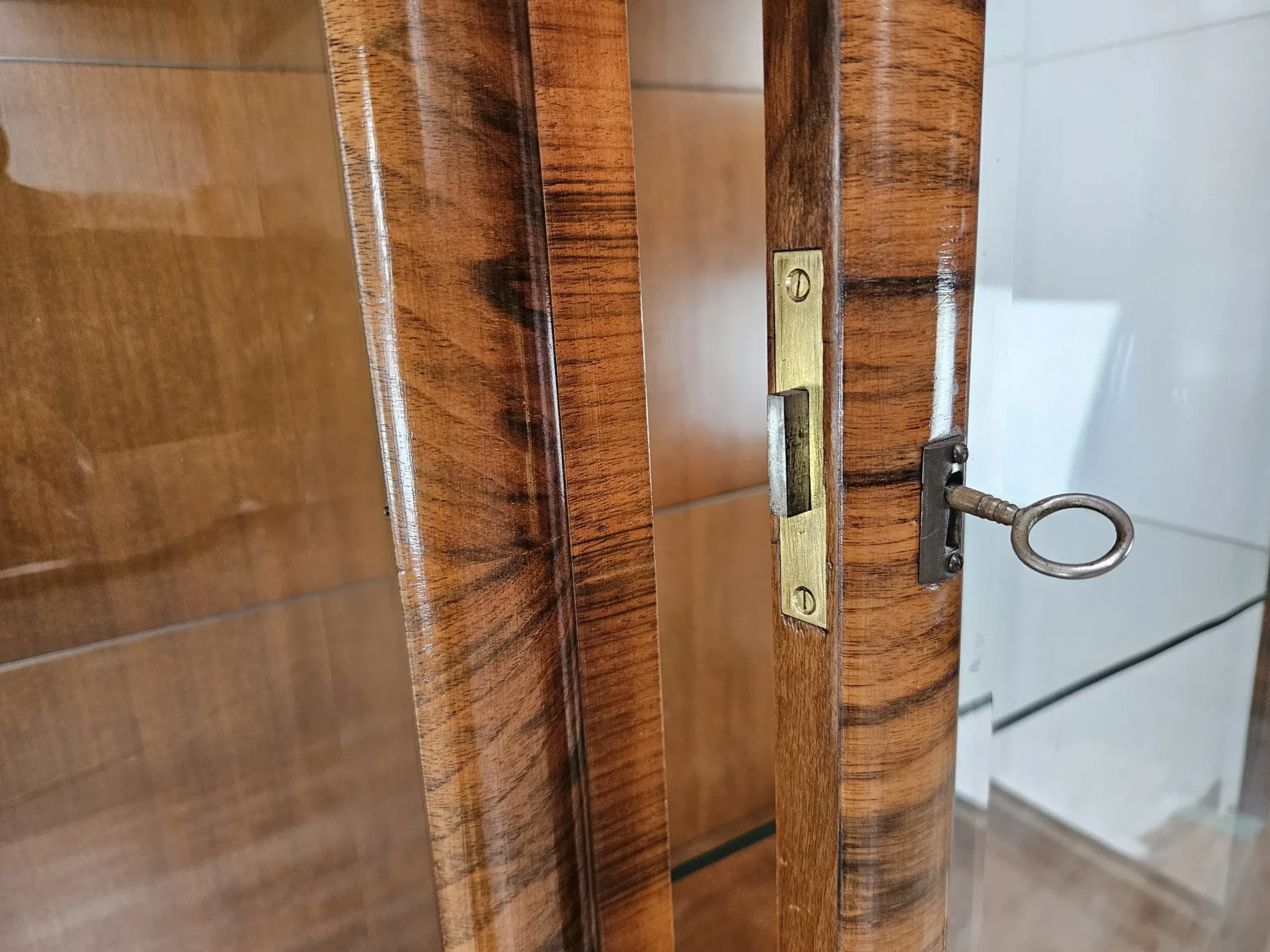 French Art Decò display cabinet from the 1940s in walnut